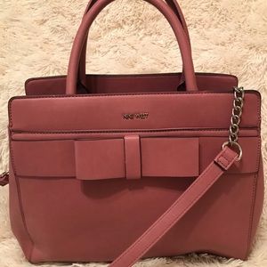 Pink handbag with bow in front